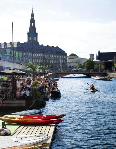 Christiansborg set fra kanaler