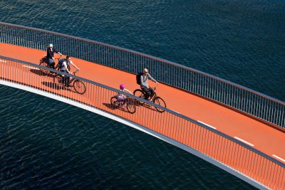 Cyklister på vej henover cykelbro (i København)