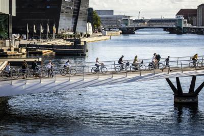 Cyklister på vej over cykelbro i København