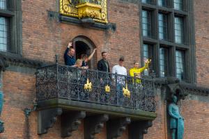 Tour-helte hyldet på balkonen på Københavns Rådhus
