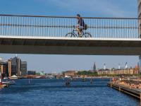 Bryggebroen over Københavns Havn med cyklist