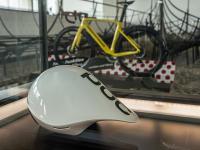 Aerodynamisk cykelhjelm i udstillingen "racercykler og langskibe"