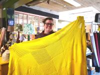 Carina Perschke er én af de mange vejlensere, der har strikket lapper til den store gule trøje.