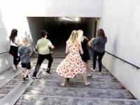 Børn fra Østervangsskolen i Roskilde danser i gangtunnel som et led i kunstværket Twisted Tunnel Tour