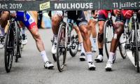 Cykelryttere holder klar til at starte en etape i Tour de France
