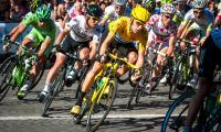 Cyklister med den gule føretrøje forrest