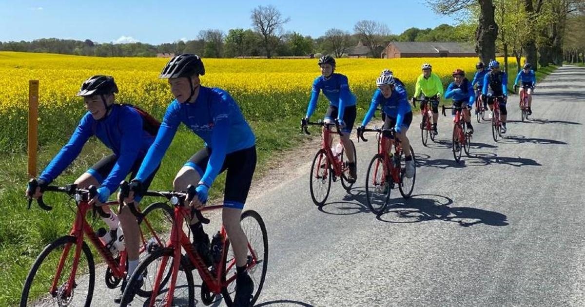 ribben Jeg vil være stærk Busk Roskilde Ungdomsskole på vild cykeltur hele vejen til Paris | Tour de  France Grand Départ København Danmark 2022