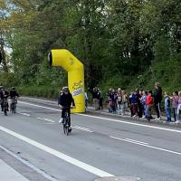 Himmelevs elever kører i mål gennem den gule Tour de France-port